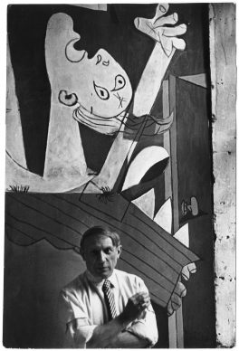 Picasso voor  zijn  schilderij  Guernica, Parijs, 1937 © Chim (David  Seymour), Magnum  Photos. Courtesy  Chim Estate