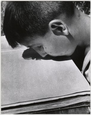 Jongen leest brailleboek  met  zijn  lippen, Villa  Savoia, Rome, 1948 © Chim  (David  Seymour), Magnum Photos. Courtesy  Chim  Estate