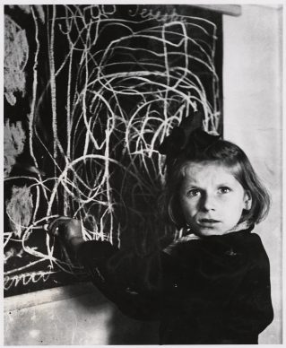Tereska, een meisje  in een tehuis voor  getraumatiseerde kinderen, bij  haar tekening  van ‘thuis’,  Warschau, 1948 © Chim  (David  Seymour), Magnum  Photos. Courtesy  Chim  Estate
