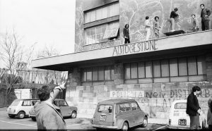 Roma, il pittore Renato Guttuso insieme ad alcuni studenti della Facoltà di Architettura, 28 febbraio, 1968. AGI