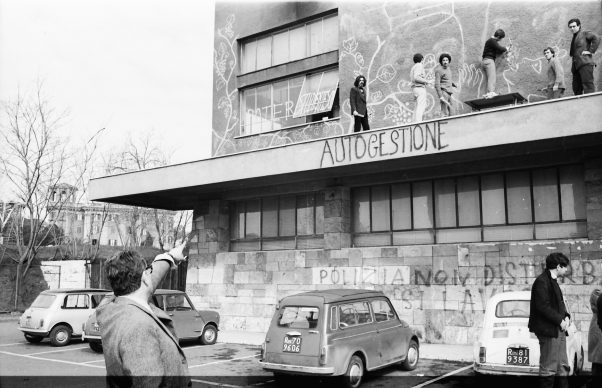 Roma, il pittore Renato Guttuso insieme ad alcuni studenti della Facoltà di Architettura, 28 febbraio, 1968. AGI