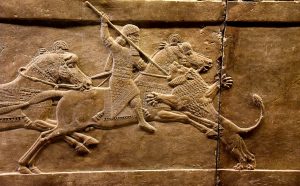 Il re assiro Ashurbanipal a cavallo trafigge con la lancia la testa di un leone, bassorilievo, 645-635 a.C. circa, British Museum, Londra