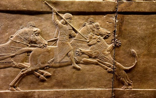 Il re assiro Ashurbanipal a cavallo trafigge con la lancia la testa di un leone, bassorilievo, 645-635 a.C. circa, British Museum, Londra