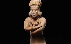 Giovane dignitario seduto; Cultura maya, Periodo Classico, 300-900 d.C.