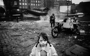 Koen Wessing Amsterdam , 1966 © Koen Wessing / Nederlands Fotomuseum, Rotterdam, Pays-Bas