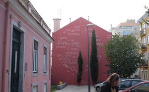 Opiemme, murale calligramma Pessoa e Saramago, Lisbona, 2018