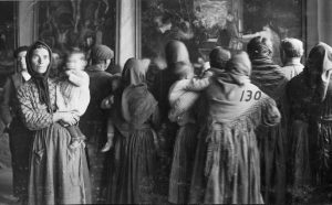 “Group of spectators in front of a copy , by Velázquez, Cebreros, Ávila, 1317 de noviembre de 1932” Madrid, Archivo fotográfico de la Residencia de Estudiantes
