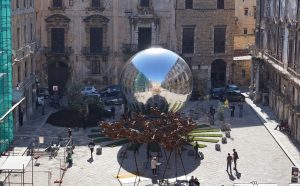 Tomás Saraceno, new production AEROSOLAR JOURNEYS, 2018 e Conrad Shawcross, Formation II (The Dappled Light of the Sun), 2015 © Conrad Shawcross Courtesy the artist and Victoria Miro, London/Venice