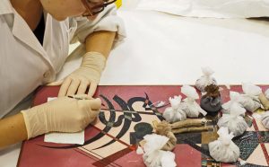 Restauro in corso sull’opera Spitz-Runddi Kandinskij presso il Centro Conservazione e Restauro “La Venaria Reale”, Torino  credits: Centro Conservazione e Restauro "La Venaria Reale"