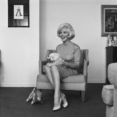 Marilyn Monroe con le scarpe di Salvatore Ferragamo Décolleté, 1961, raso rosa, insieme al cane Maf Honey, Hotel Beverly Hills, 1961 © Eric Skipsey / mptvimages.com