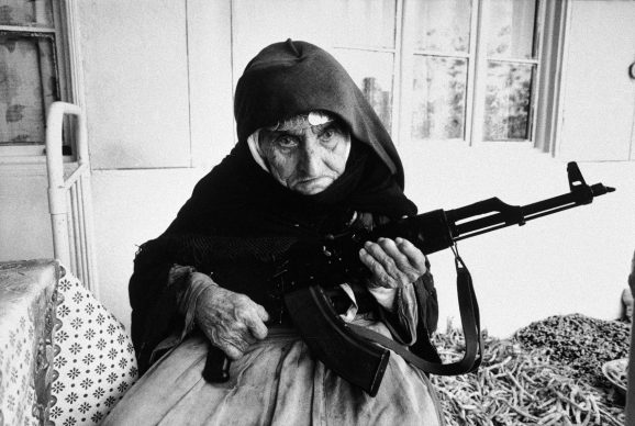 Anziana donna armena fa la guardia armata davanti a casa sua durante gli scontri tra Armenia e Azerbaijan per il Nagorko-Karabakh, 1990 Degh, Armenia © courtesy UN Photo/Armineh Johannes