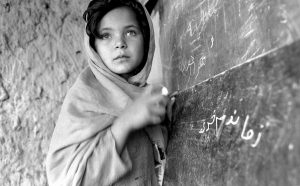 Ragazzina afgana frequenta una delle migliaia di scuole di base costruite nei villaggi con l’aiuto dell’ONU, Nangarhar, Afghanistan, 24 aprile 2008 © courtesy UN Photo/Roger Lemoyne;