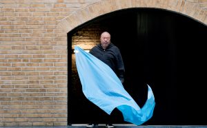 Ai Weiwei e la bandiera Fly the Flag, per celebrare i 70 anni della Dichiarazione dei Diritti Umani. Photo by Camilla Greenwell