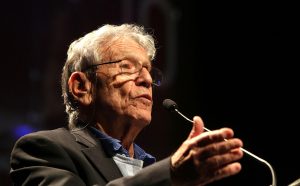 Lo scrittore israeliano al Teatro Santander di San Paolo, Brasile, nel giugno 2017. Photo Credits: Fronteiras do Pensamento / Greg Salibian, fonte Wikipedia