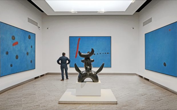 Joan Miró, Triptyque: Bleu I, II, III e (in primo piano) L'oiseau lunaire, 1966, veduta della mostra al Grand Palais di Parigi, photo by Jean-Pierre Dalbéra, fonte Flickr