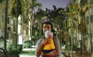 Majlend Bramo, Il signor Kaizad tiene in braccio il suo bambino, 2017