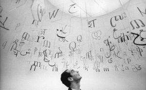 U. Mulas, Italo Calvino nel box della scrittura, mostra Olivetti formes et recherche, Parigi, Musée des Arts Décoratifs, 20 novembre 1969 – 1 gennaio 1970, Associazione Archivio Storico Olivetti, Ivrea. Fotografie Ugo Mulas © Eredi Ugo Mulas. Tutti i diritti riservati. Courtesy Archivio Ugo Mulas, Milano - Galleria Lia Rumma, Milano /Napoli.