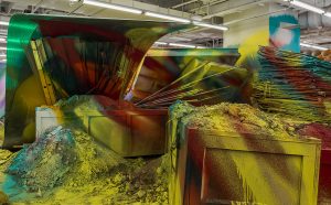 Installation view della mostra Katharina Grosse: Mumbling mud, chi K11 art museum, shanghai, 2018. photo by JJYPHOTO. courtesy of K11 art foundation