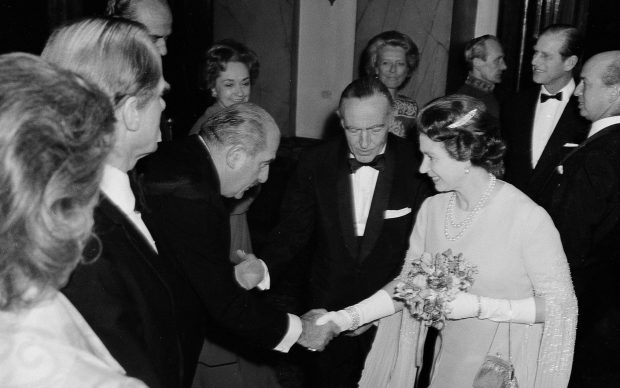 3 marzo 1976 Grassi e La regina Elisabetta II Inghilterra al covent Garden di Londra in occasione della tournè della Scala