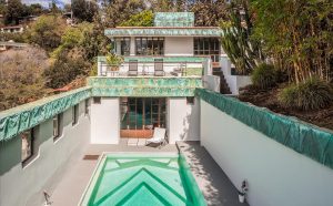 Villa progettata da Lloyd Wright e ristrutturata da Diane Keaton. Photo by Douglas Elliman
