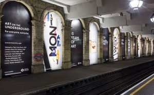Art on the Underground commission at Gloucester Road station, 2016, photo by Thierry Bal, fonte Wikipedia