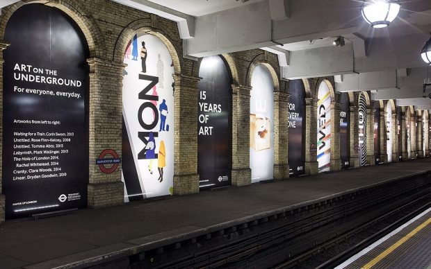 Art on the Underground commission at Gloucester Road station, 2016, photo by Thierry Bal, fonte Wikipedia