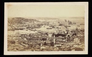 Le port en avant Yeni Djome, 1870 Sébah, Pascal, Sites Pierre de Gigord collection of photographs of the Ottoman Empire and the Republic of Turkey. Series V. Card mounted photographs.