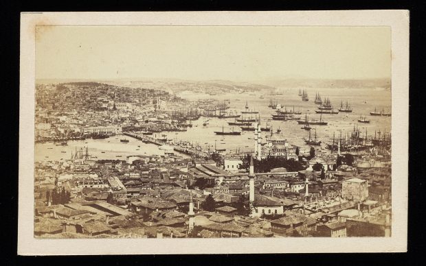 Le port en avant Yeni Djome, 1870 Sébah, Pascal, Sites Pierre de Gigord collection of photographs of the Ottoman Empire and the Republic of Turkey. Series V. Card mounted photographs.