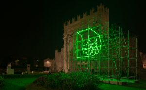 Patrick Tuttofuoco, ZERO Weak Fist, Arco di Augusto Rimini, photo by Luca Ghedini, courtesy Xing