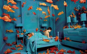 Sandy Skoglund: Revenge of the goldfish, 1981 color photograph approx. image size cm 68.75 x 87.5 ca. Courtesy: Paci contemporary gallery (Brescia – Porto Cervo, IT)
