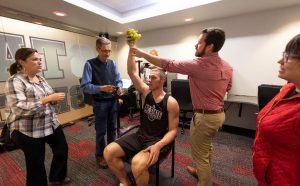 giocatore basket north carolina braccio restauro statua antica