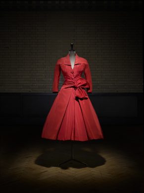 Écarlate afternoon dress, Autumn-Winter 1955 Haute Couture collection, Y line. Victoria and Albert Museum, London. Photo © Laziz Hamani
