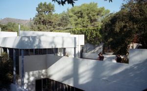 Lake Verea shooting the »Lovell House« (1927-29) by Richard Neutra, Silverlake, California Paparazza Moderna series, 2011–2018 © Lake Verea