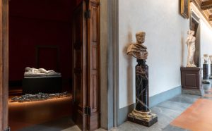 Antony Gormley Veduta dell’allestimento nella sala 43 degli Uffizi. Settlement IV, 2018 blocchi in acciaio inossidabile Per gentile concessione Galleria Continua, San Gimignano / Beijing / Les Moulins / Habana Fotografia di Ela Bialkowska, Okno Studio © l’artista