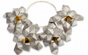 Daniela Banci: Cassiopea, collana, diam. cm 63. Oro, argento