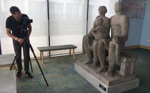 Il fotografo Jaron James documenta il gruppo scultoreo Harlow Family Group di Henry Moore. Photo Credits: Art UK
