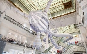 Joana Vasconcelos, Simone, 2019 veduta dell'installazione presso Le Bon Marché, Parigi