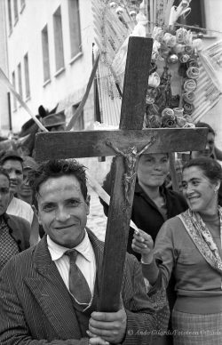 Ando Gilardi, Serie PELLEGRINAGGIO, Tricarico (MT), 1957 © Ando Gilardi/Fototeca Gilardi
