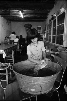 Letizia Battaglia, La bambina lavapiatti non è mai andata a scuola, 1979, Monreale © Letizia Battaglia