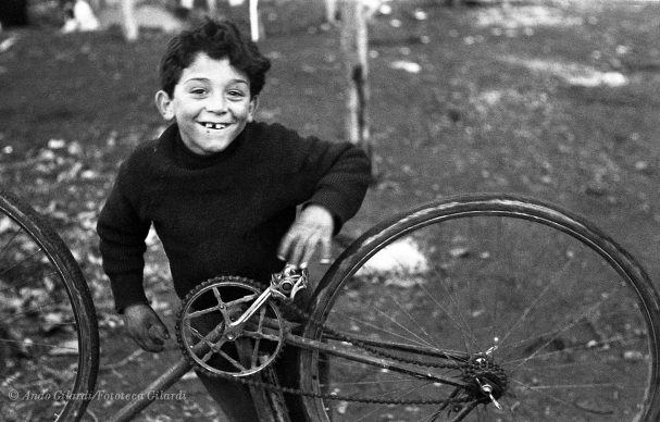 Ando Gilardi, Bambini, Borghetto Nomentano (Roma), circa 1953 © Ando Gilardi/Fototeca Gilardi