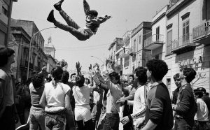 Letizia Battaglia, Domenica di Pasqua, Festeggiamenti per incitare l’uscita della statua di San Michele patrono di Caltabellotta, 1984 © Letizia Battaglia