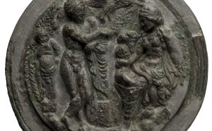 Teca di specchio in bronzo che raffigura il piccolo Dioniso affidato alle cure di una delle sue nutrici. Dalla Collezione Castellani, inizi del III sec. a.C.