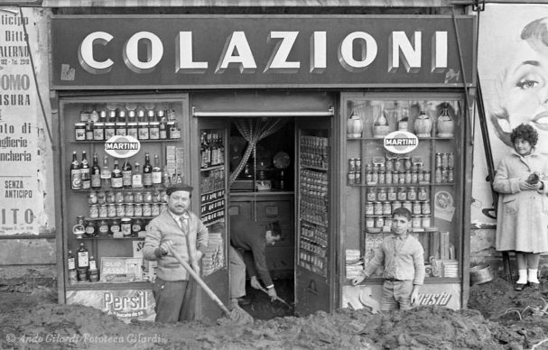 Ando Gilardi, Serie ALLUVIONE, Salerno, 1954 © Ando Gilardi/Fototeca Gilardi