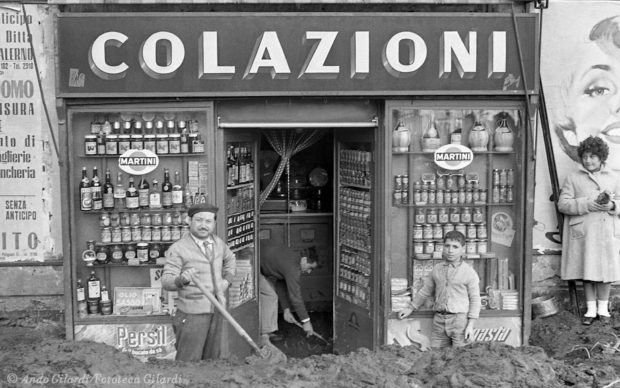 Ando Gilardi, dalla serie ALLUVIONE, Salerno 1954 © Ando Gilardi/Fototeca Gilardi