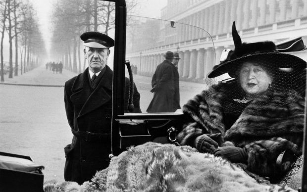 Inge Morath, Eveleigh NASH a Buckingham Palace, Londra, 1953. ©Fotohof archiv-Inge Morath-Magnum Photos