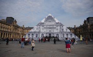 JR installazione Piramide Louvre 2016, photo by Yann Caradec fonte Flickr