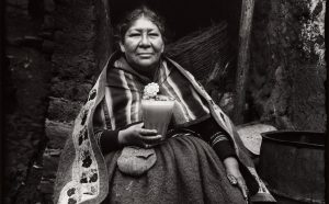 Martín Chambi, Meticcia che beve chicha (Mestizia tomando chicha), 1931, stampa fotografica su carta baritata, 25 × 20 cm, Museo delle culture, Milano
