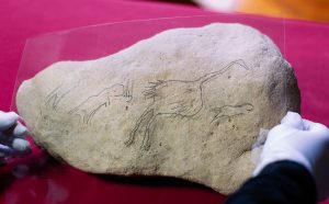 incisione rupestre uomini uccelli scoperta archeologica Margalef spagna