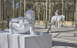 Charles Ray, Mujer recostada, 2018 e Caballo y jinete, 2014, exhibition view al Palacio de Cristal, Madrid, 2019. Photo by Joaquin Cortés/Román Lores, archivio fotografico del Museo Reina Sofia