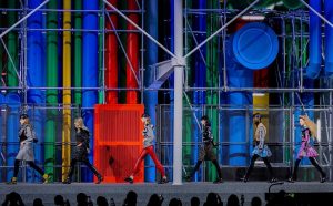 sfilata Louis Vuitton Parigi Fashion Week 2019 passerella Centre Pompidou al Louvre